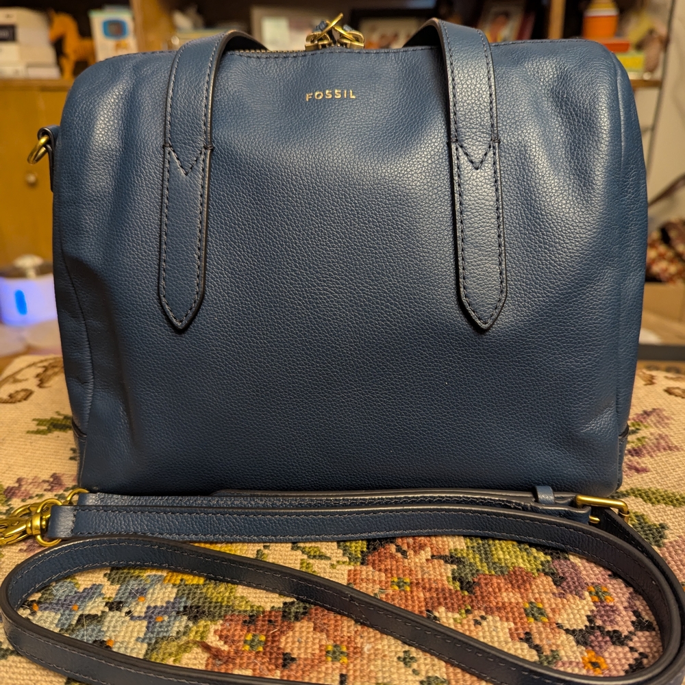 Fossil Blue Crossbody Bag with Timeless Elegance